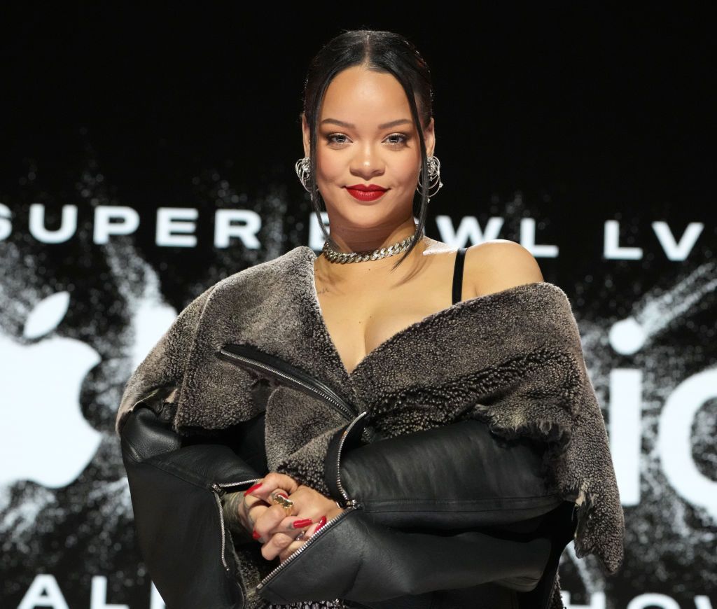 Rihanna posa en ropa interior para mostrar las imágenes más bonitas de su embarazo