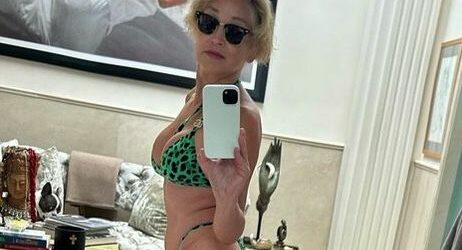 Sharon Stone incendia las redes luciendo cuerpazo en bikini a los 65 años