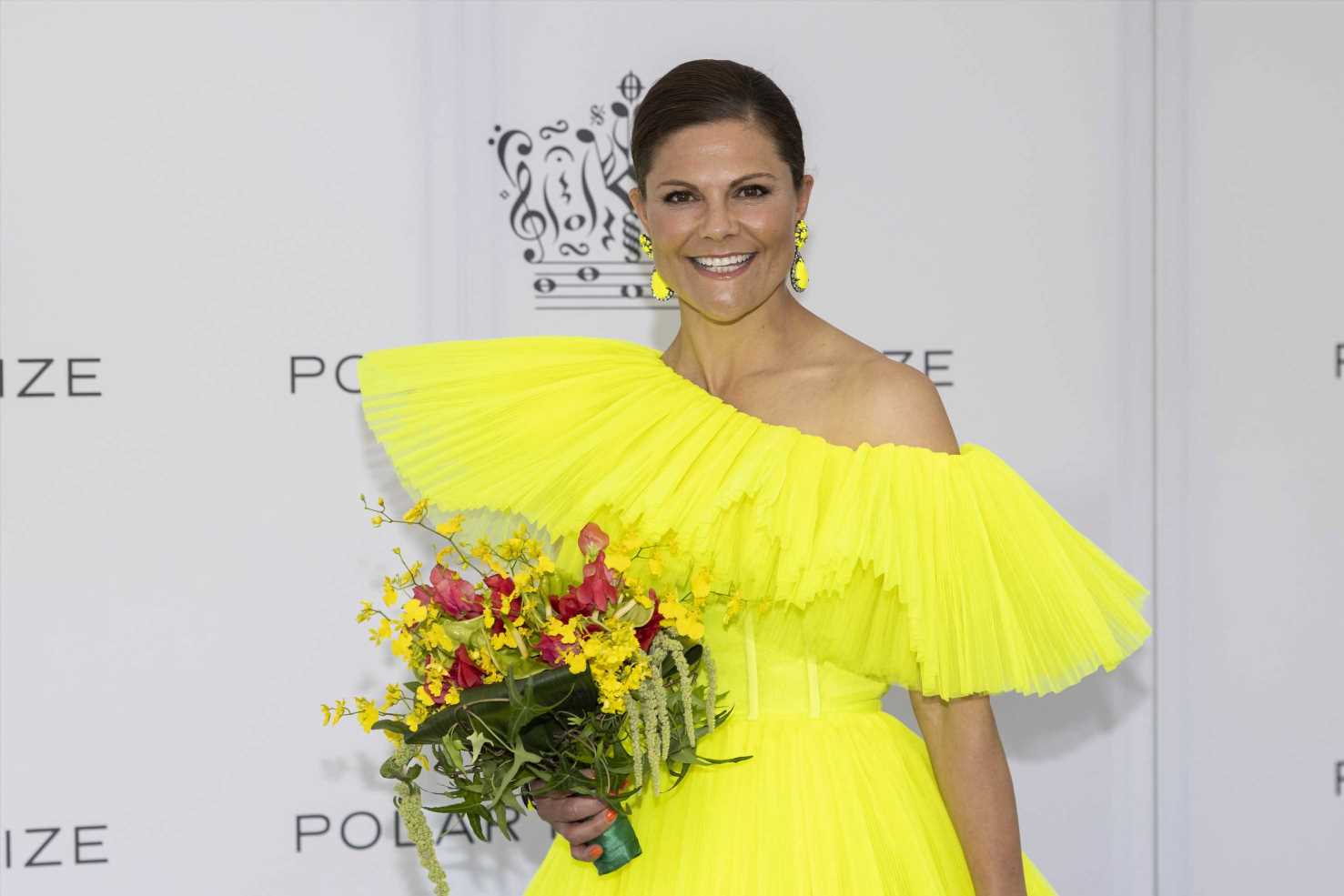 Solo la princesa Victoria de Suecia se podía atrever con el vestido de H&M flúor más llamativo del verano