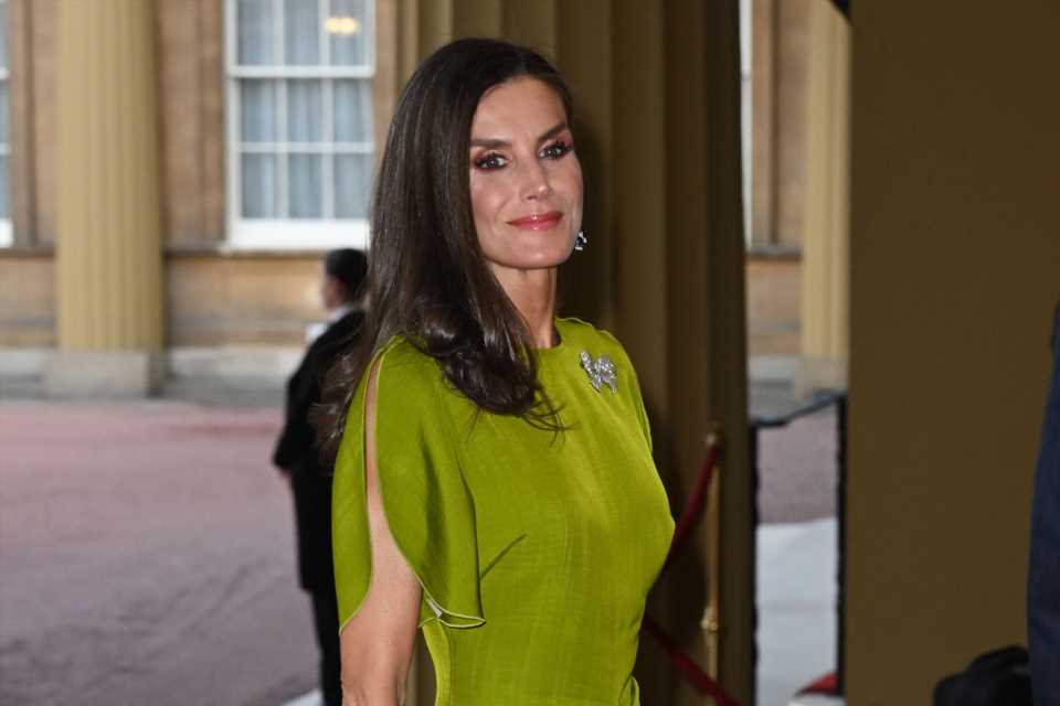 El elegante vestido de Victoria Bekham con el que la Reina Letizia conquista a su llegada a Londres