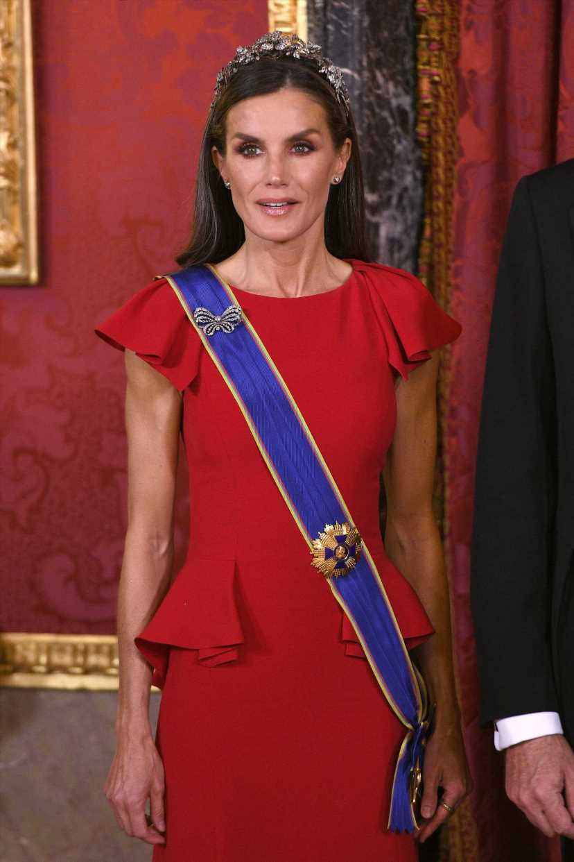 La reina Letizia y su espectacular vestido con cola para la cena de gala con el presidente de Colombia
